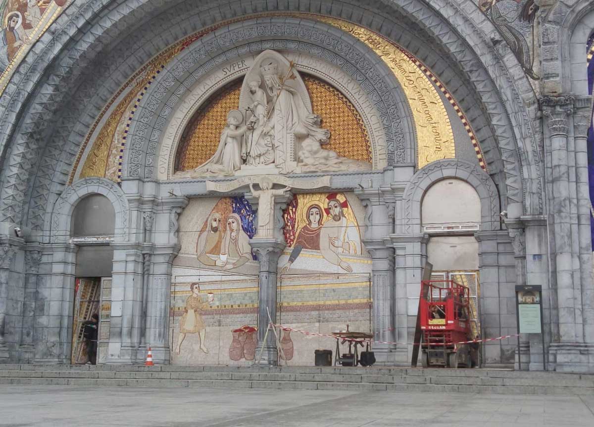 Marko Rupnik prete “abusatore”: la Chiesa lo cancella, via le sue opere d’arte da Lourdes