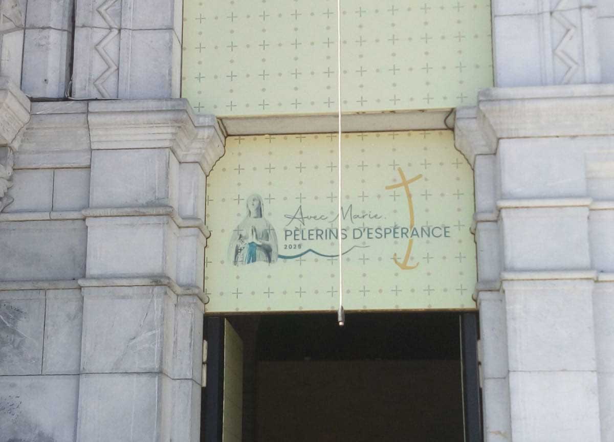 Marko Rupnik prete “abusatore”: la Chiesa lo cancella, via le sue opere d’arte da Lourdes