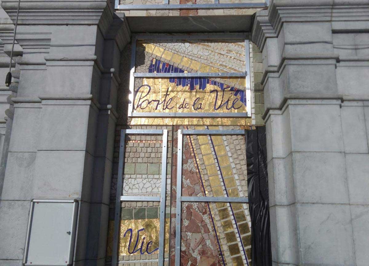 Marko Rupnik prete “abusatore”: la Chiesa lo cancella, via le sue opere d’arte da Lourdes