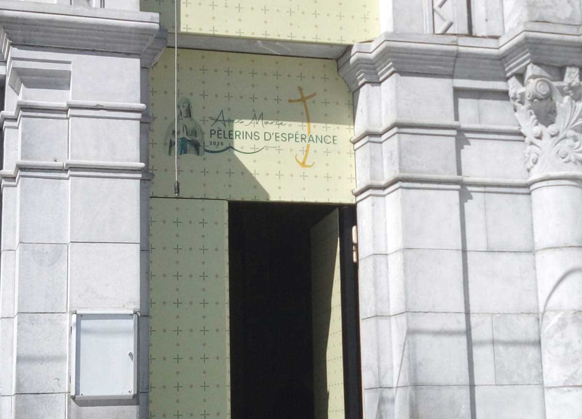 Marko Rupnik prete “abusatore”: la Chiesa lo cancella, via le sue opere d’arte da Lourdes