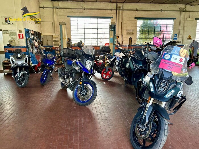 Guardia di Finanza ferma nel Lodigiano un furgone con moto rubate Guardia di Finanza ferma nel Lodigiano un furgone con moto rubate