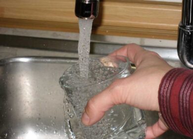 Bollette, non solo luce e gas. Anche l’acqua vale oro, a Frosinone stangata da 852 euro. Ma è Milano dove costa meno