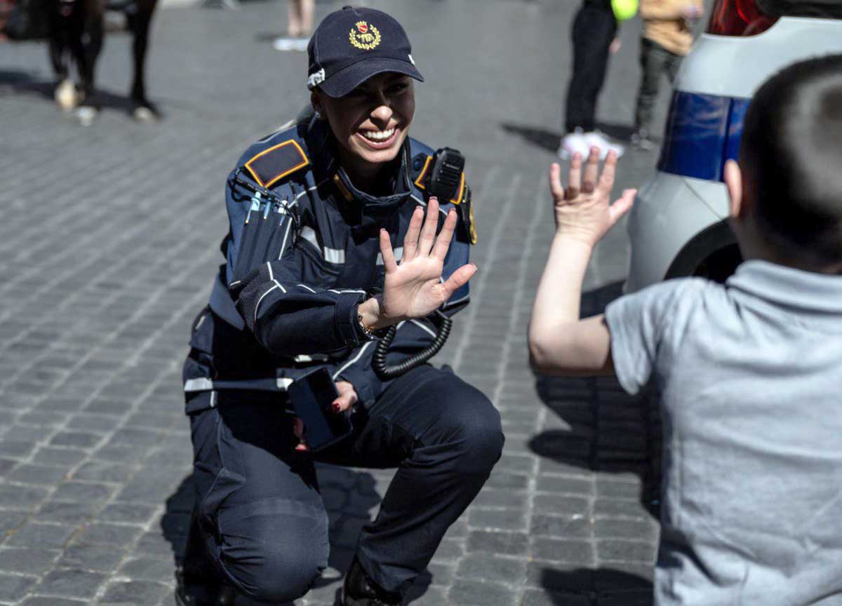 Bimbo russo di 7 anni si perde in piazza San Pietro, ritrovato dai Vigili urbani Bimbo russo di 7 anni si perde in piazza San Pietro, ritrovato dai Vigili urbani
