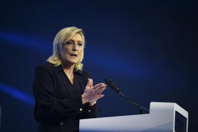 Le Pen condannata, ecco la vendetta. Camus: “Pronta a far cadere il governo Bayrou”