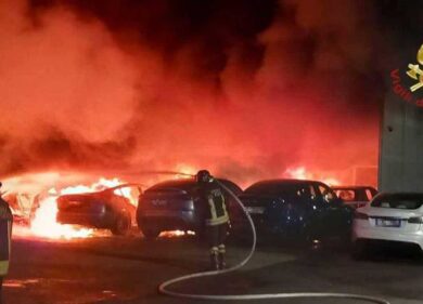 Incendio Tesla a Roma: la Digos trasmette il fascicolo ai piemme dell’Antiterrorismo