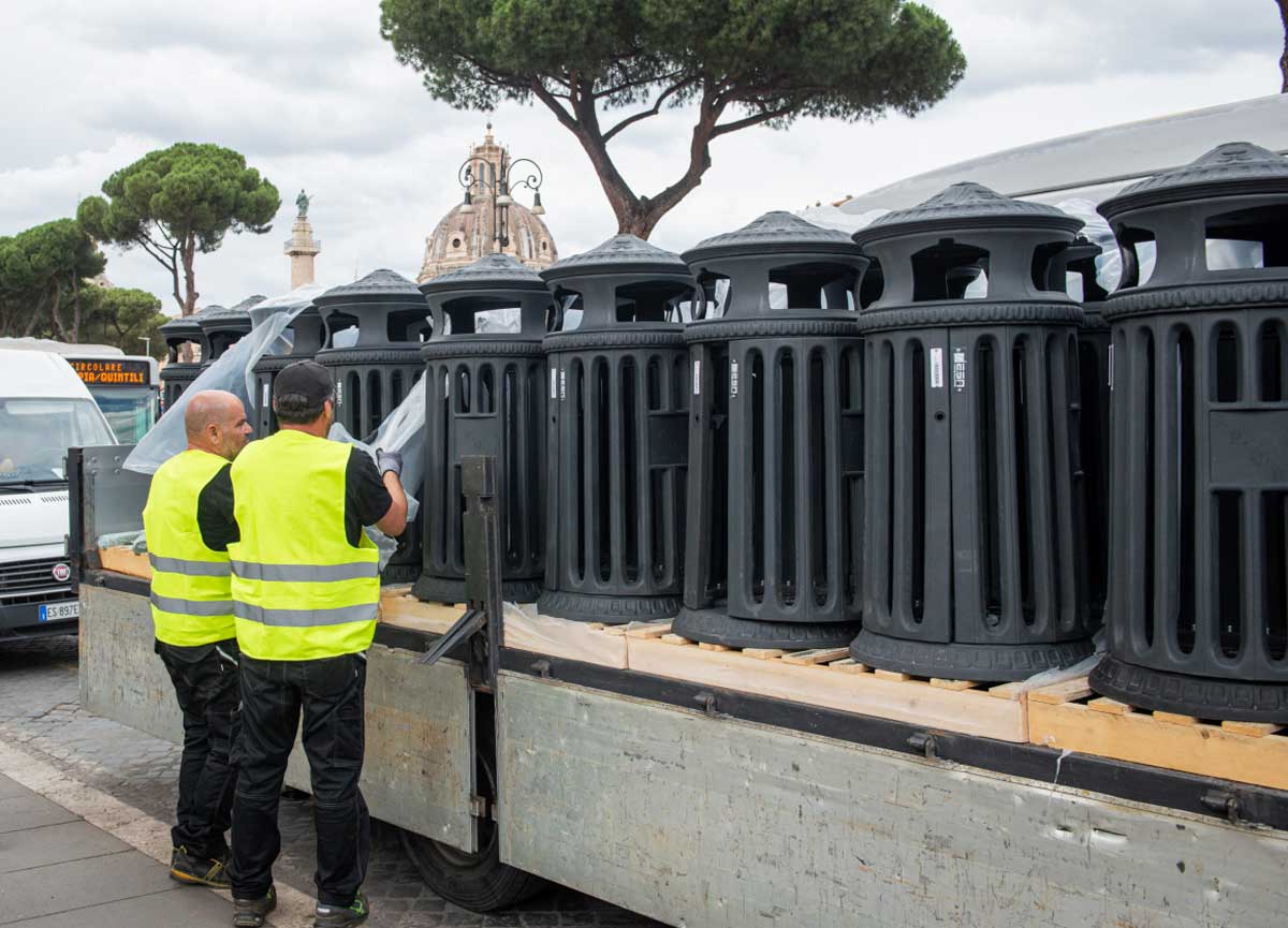 I cestini dei rifiuti di Gualtieri: “Costi triplicati, spesi 2 mln di euro”. L’accusa della Lega
