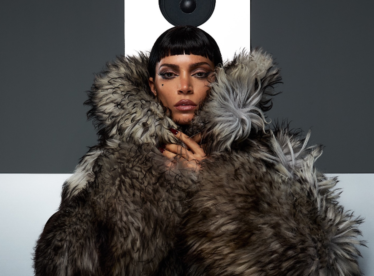 Elodie si mette “in croce” per lanciare il nuovo album “Mi ami mi odi”