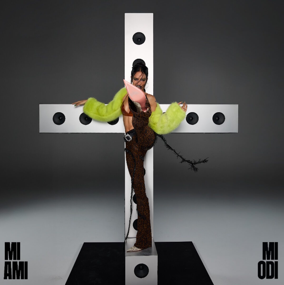 Elodie si mette “in croce” per lanciare il nuovo album “Mi ami mi odi”