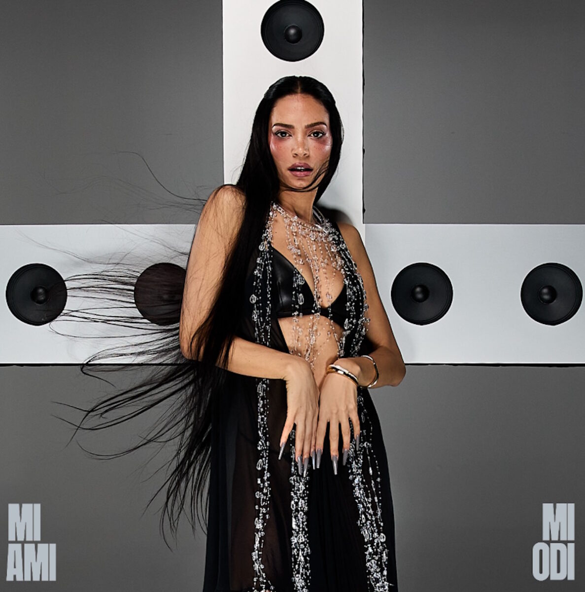 Elodie si mette “in croce” per lanciare il nuovo album “Mi ami mi odi”