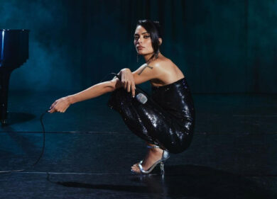 Elodie si mette “in croce” per lanciare il nuovo album “Mi ami mi odi”