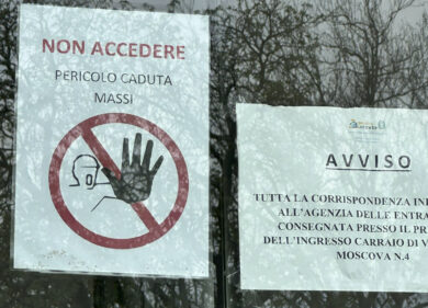 Benvenuti all’Agenzia delle Entrate, casco obbligatorio (ma non per l’IVA): pericolo caduta massi nella sede di Milano