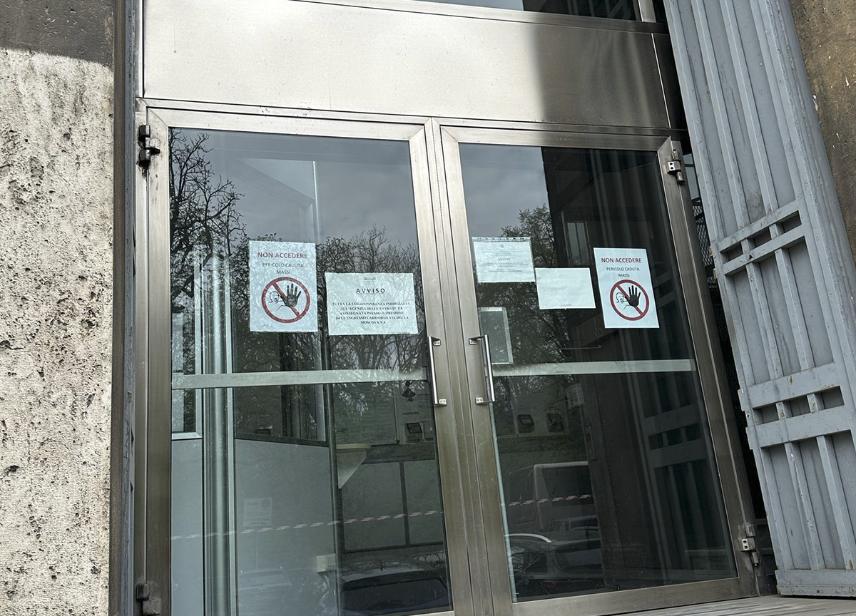 Benvenuti all’Agenzia delle Entrate, casco obbligatorio (ma non per l’IVA): pericolo caduta massi nella sede di Milano Benvenuti all’Agenzia delle Entrate, casco obbligatorio (ma non per l’IVA): pericolo caduta massi nella sede di Milano