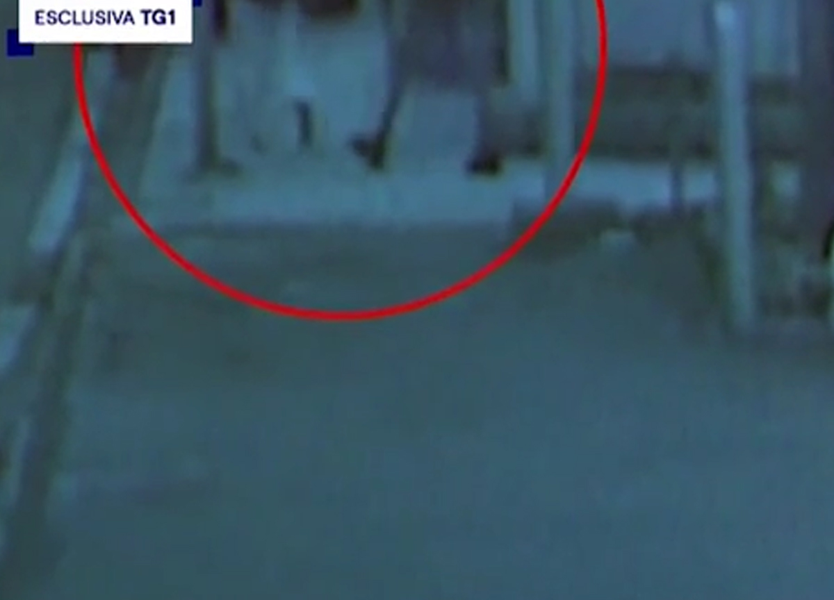 L’omicidio di Sara Campanella ripreso dalle telecamere di sicurezza: il killer la sorprende alle spalle e la accoltella – VIDEO L’omicidio di Sara Campanella ripreso dalle telecamere di sicurezza: il killer la sorprende alle spalle e la accoltella – VIDEO