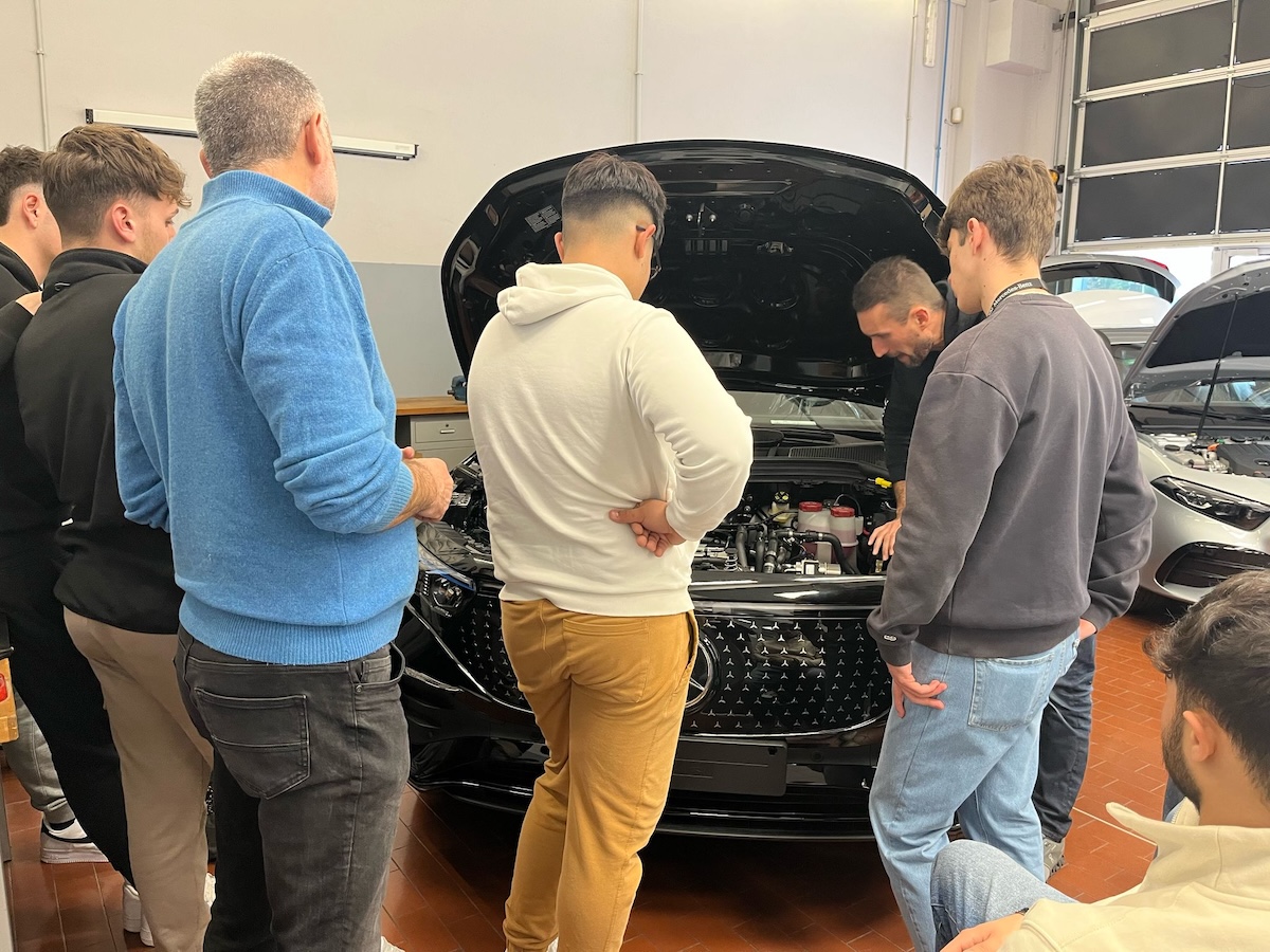‘#I drive Mercedes-Benz’: formazione e lavoro, la Stella guida i giovani verso il futuro