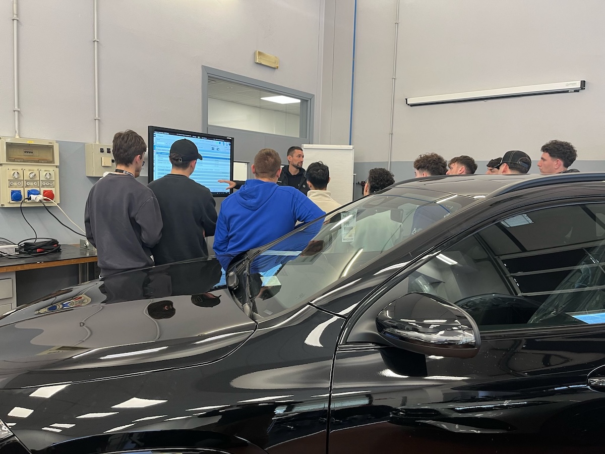 ‘#I drive Mercedes-Benz’: formazione e lavoro, la Stella guida i giovani verso il futuro
