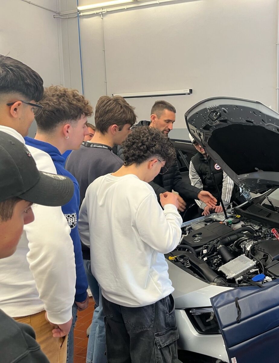 ‘#I drive Mercedes-Benz’: formazione e lavoro, la Stella guida i giovani verso il futuro