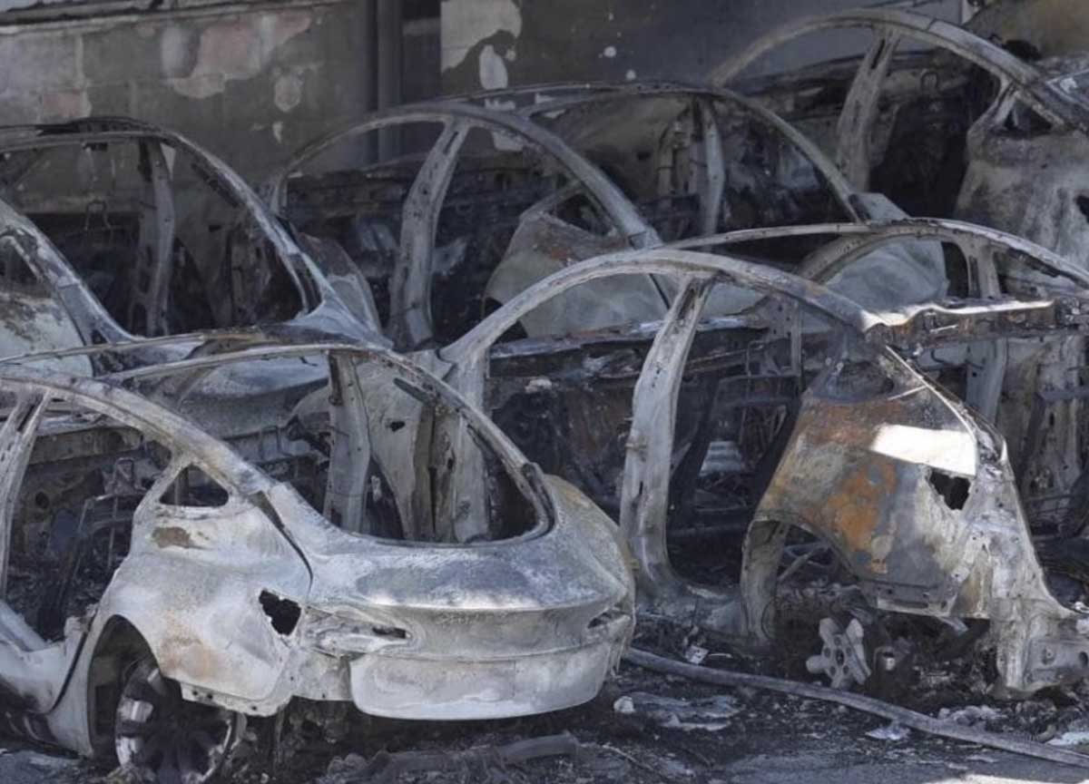 Rogo Tesla a Roma, blindate sedi e concessionarie in tutta Italia, “atto intenzionale” Rogo Tesla a Roma, blindate sedi e concessionarie in tutta Italia, “atto intenzionale”