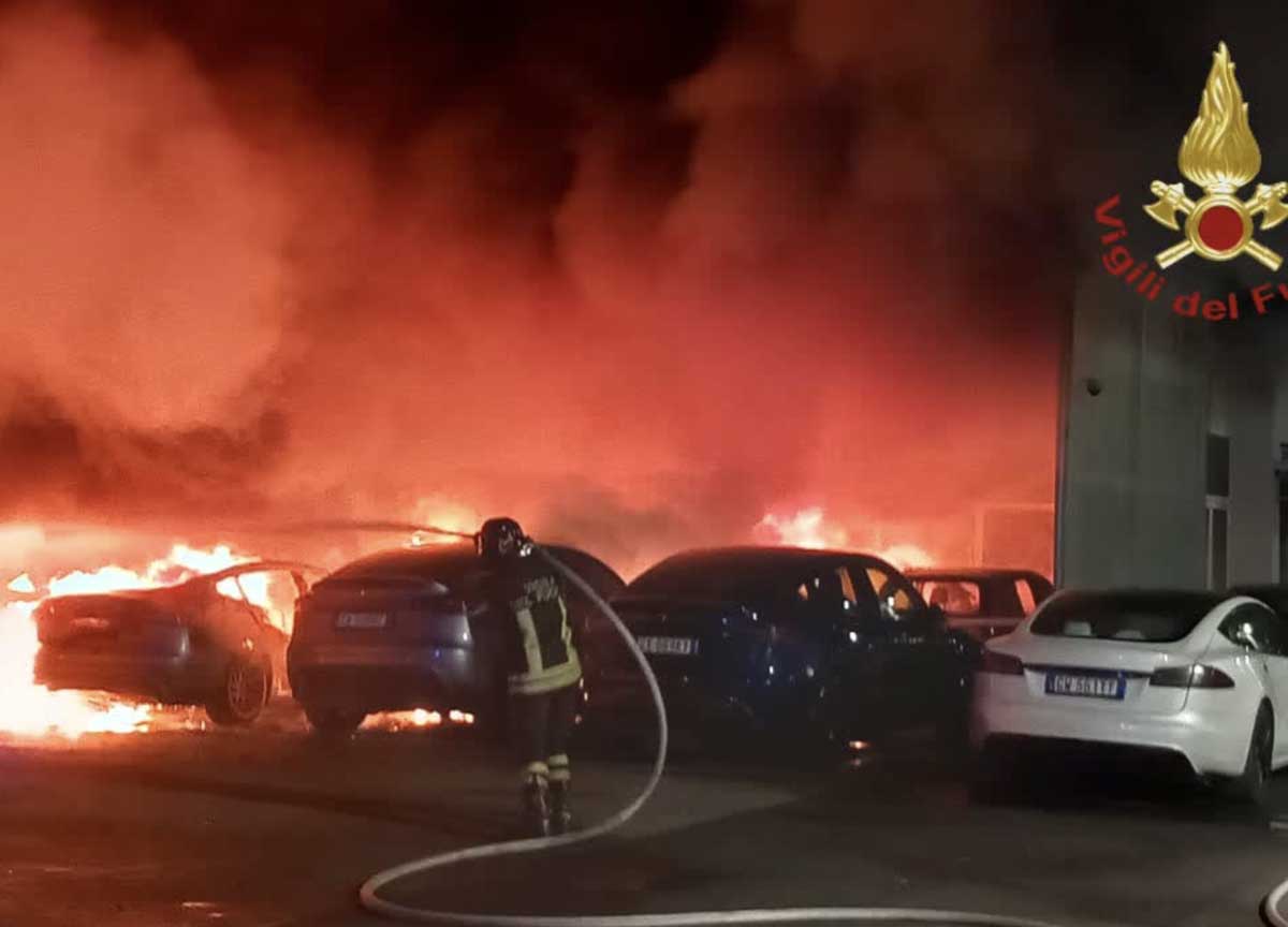 Rogo Tesla a Roma, blindate sedi e concessionarie in tutta Italia, “atto intenzionale” Rogo Tesla a Roma, blindate sedi e concessionarie in tutta Italia, “atto intenzionale”
