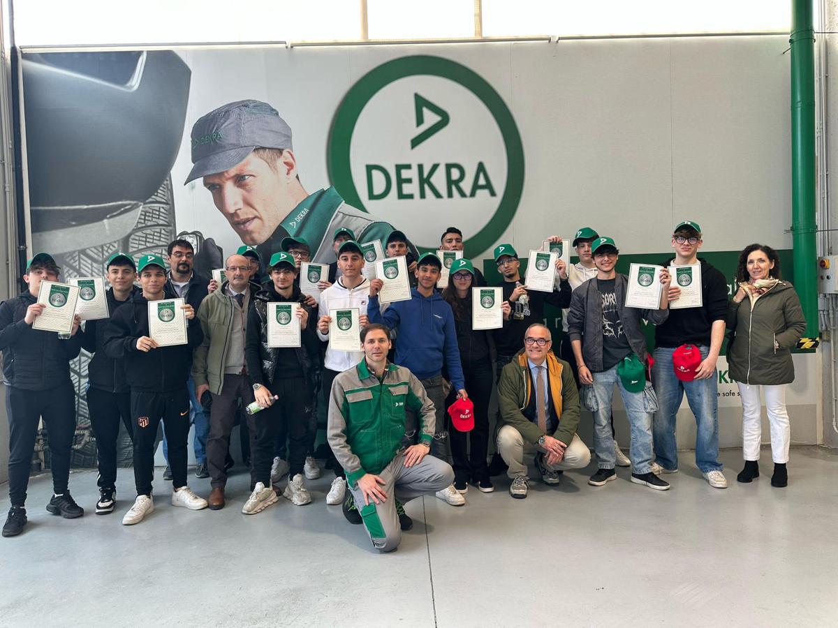 Scuola e formazione. Al via a Lodi la prima lezione pratica di sicurezza stradale “Safe Secure Sustainable” con DEKRA Scuola e formazione. Al via a Lodi la prima lezione pratica di sicurezza stradale “Safe Secure Sustainable” con DEKRA