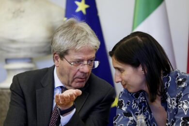 Pd, Gentiloni ha il sostegno di Israele. Bettini sta con il M5S. La rottura è imminente. Schlein trema