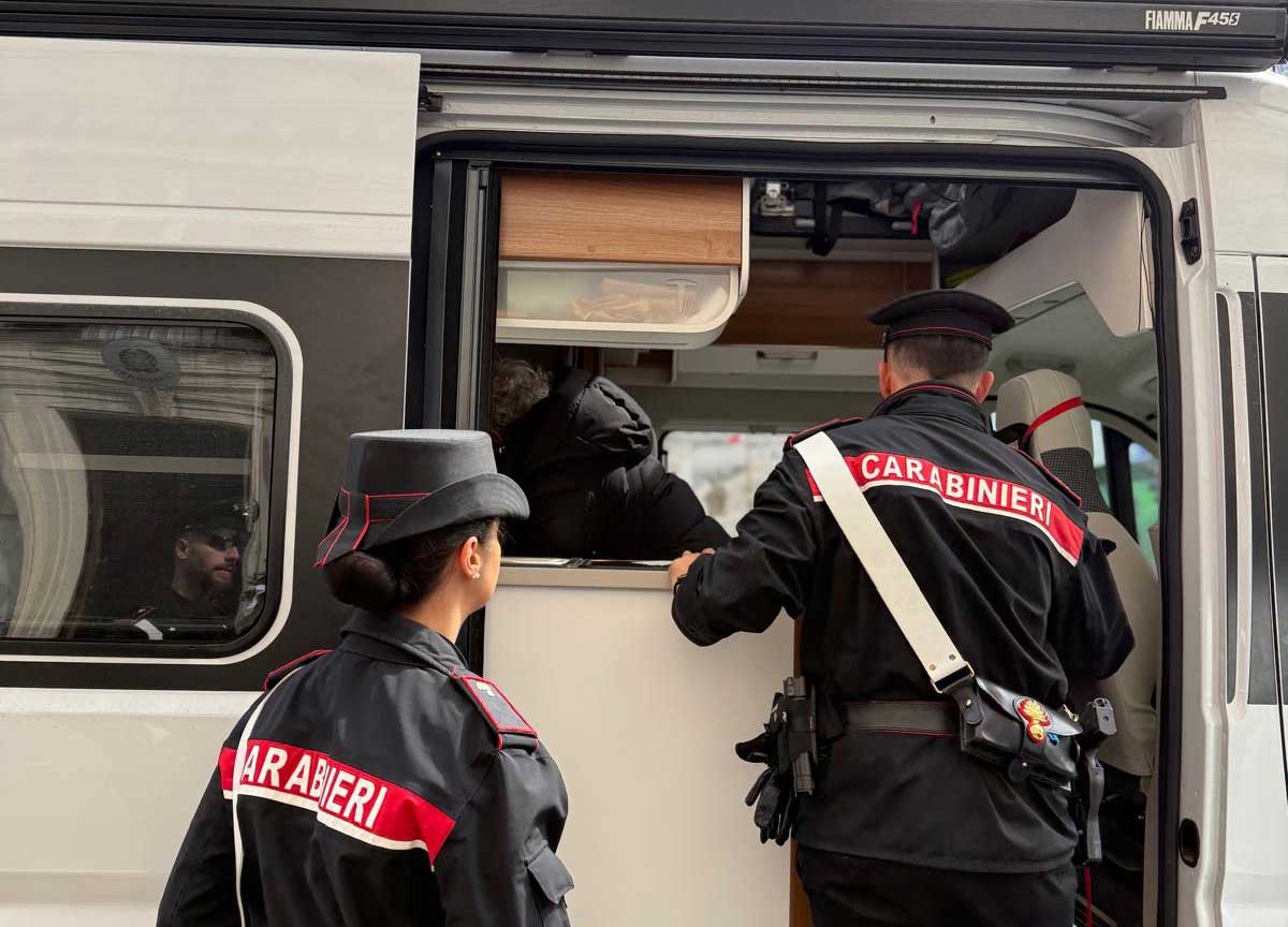 Ruba un camper per fare il giro del mondo: ubriaco molesta i turisti a piazza Venezia Ruba un camper per fare il giro del mondo: ubriaco molesta i turisti a piazza Venezia
