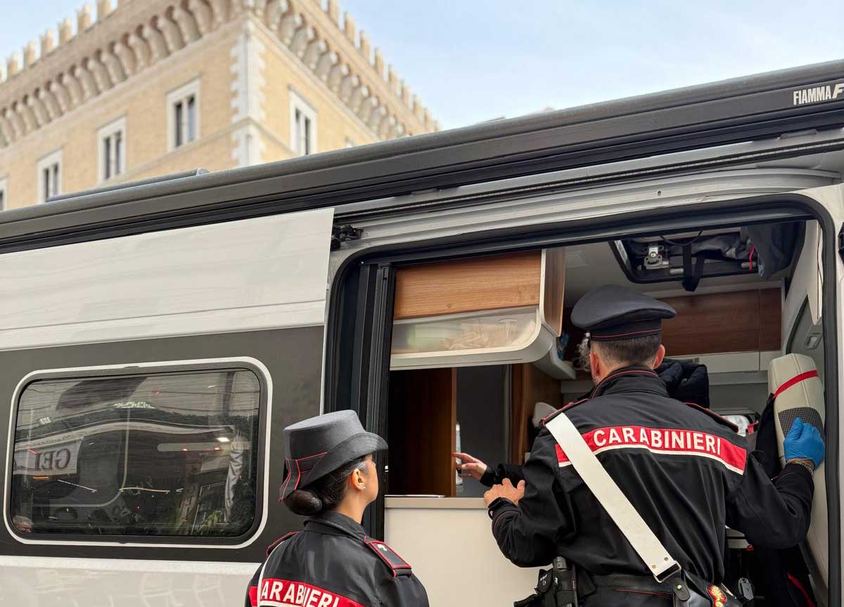 Ruba un camper per fare il giro del mondo: ubriaco molesta i turisti a piazza Venezia Ruba un camper per fare il giro del mondo: ubriaco molesta i turisti a piazza Venezia