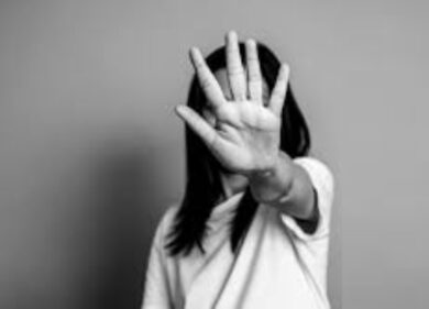 Professore violenta una studentessa e ne molesta altre: prelevato a scuola dalla Polizia