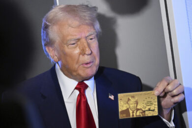 Trump presenta la “Gold card” da 5 milioni di dollari che garantisce il diritto di residenza