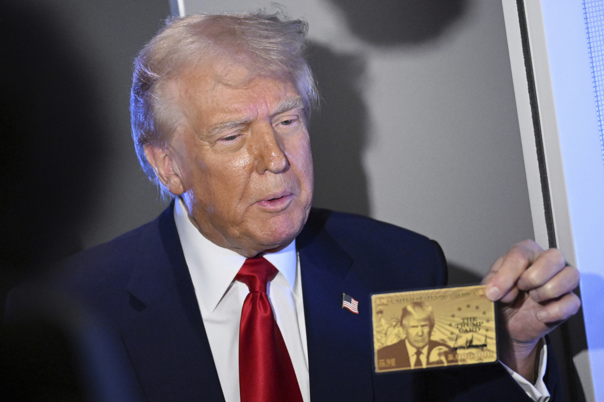 Trump presenta la “Gold card” da 5 milioni di dollari che garantisce il diritto di residenza Trump presenta la “Gold card” da 5 milioni di dollari che garantisce il diritto di residenza