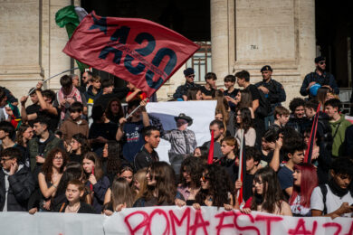 Studenti in corteo a Torino e Roma, pomodori marci contro le foto di Meloni e von der Leyen