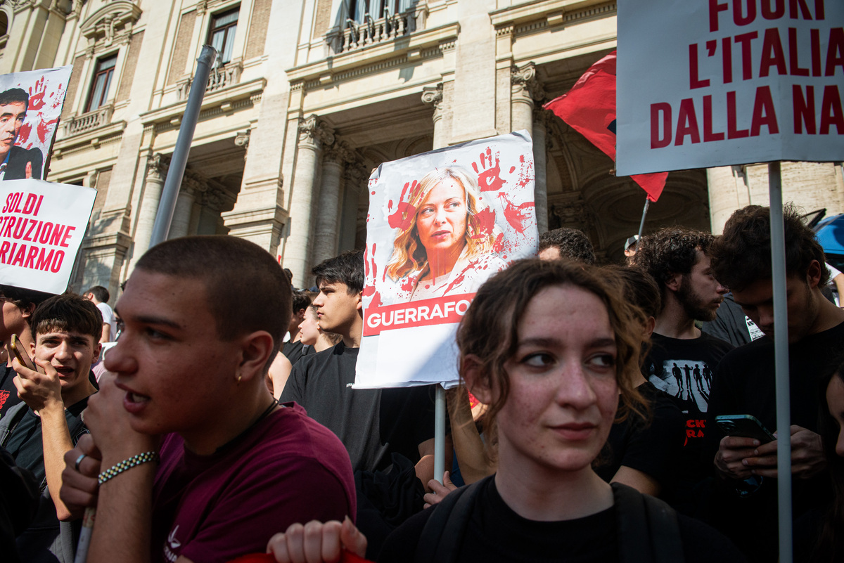 Studenti in corteo a Torino e Roma, pomodori marci contro le foto di Meloni e von der Leyen Studenti in corteo a Torino e Roma, pomodori marci contro le foto di Meloni e von der Leyen