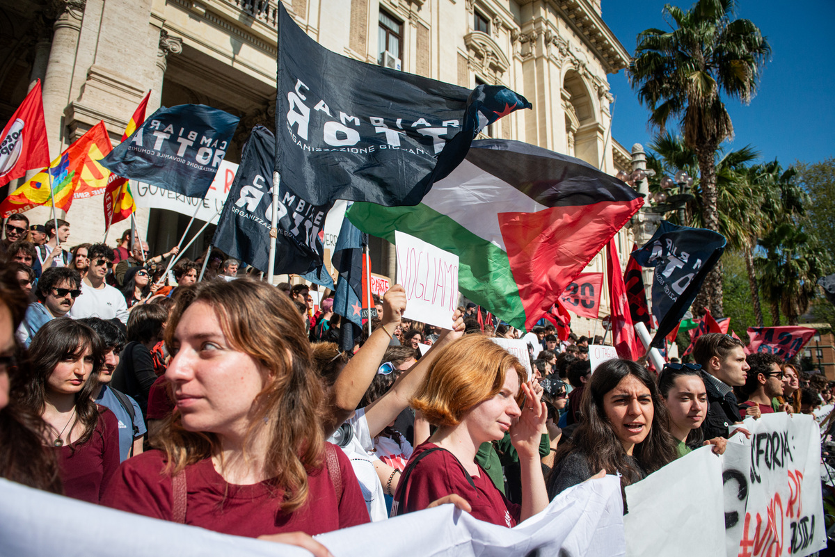 Studenti in corteo a Torino e Roma, pomodori marci contro le foto di Meloni e von der Leyen Studenti in corteo a Torino e Roma, pomodori marci contro le foto di Meloni e von der Leyen