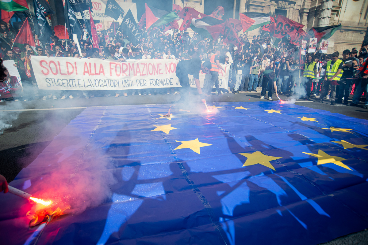 Studenti in corteo a Torino e Roma, pomodori marci contro le foto di Meloni e von der Leyen Studenti in corteo a Torino e Roma, pomodori marci contro le foto di Meloni e von der Leyen
