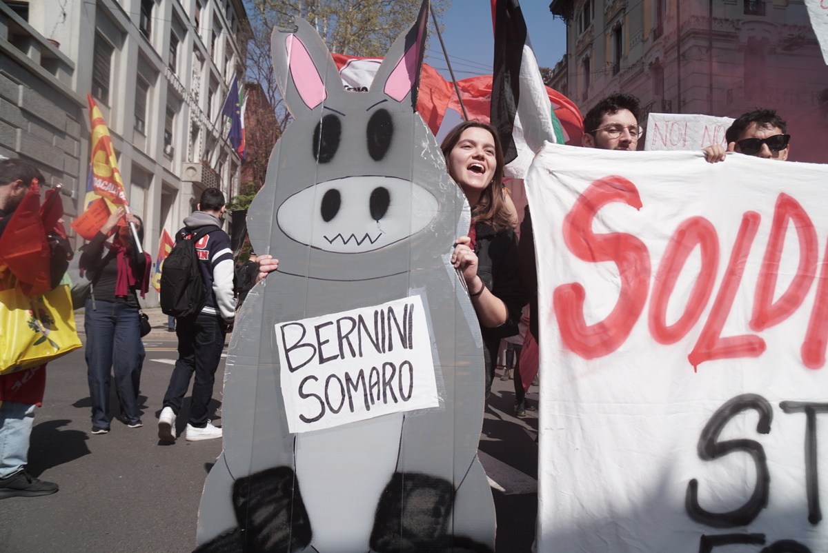 Studenti in corteo a Torino e Roma, pomodori marci contro le foto di Meloni e von der Leyen Studenti in corteo a Torino e Roma, pomodori marci contro le foto di Meloni e von der Leyen
