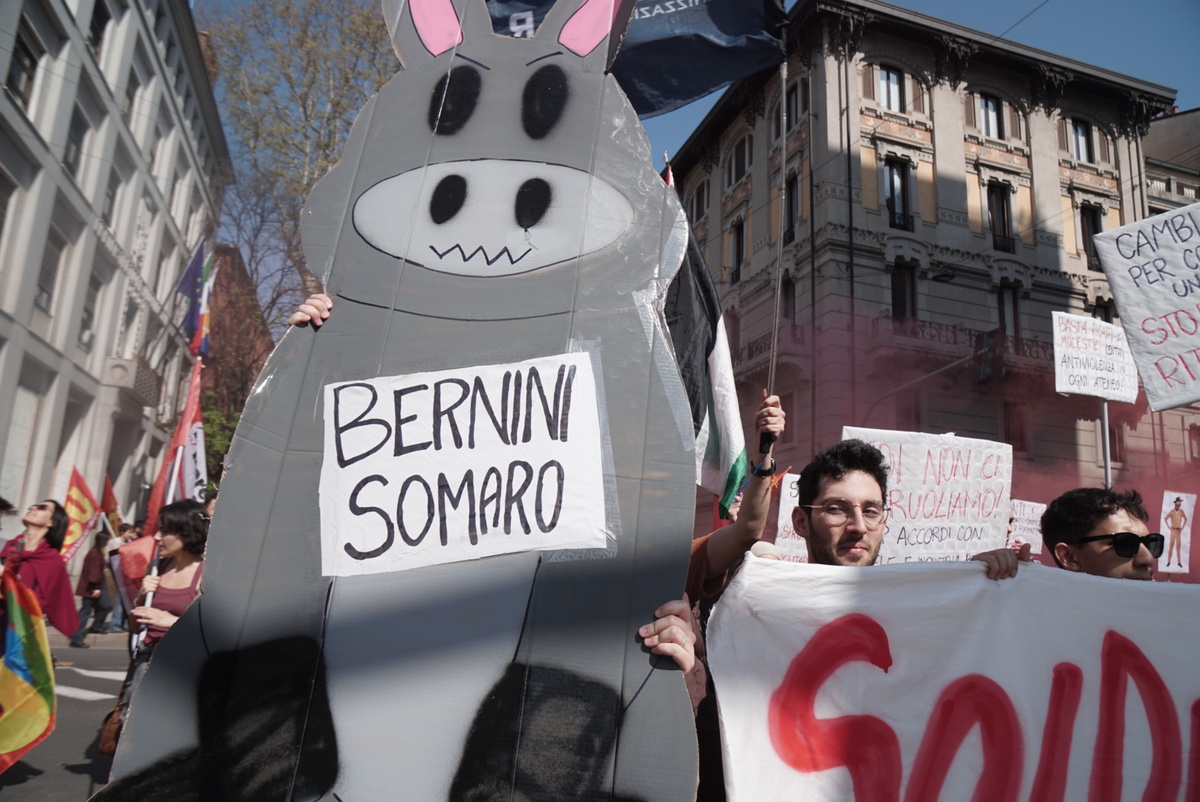 Studenti in corteo a Torino e Roma, pomodori marci contro le foto di Meloni e von der Leyen Studenti in corteo a Torino e Roma, pomodori marci contro le foto di Meloni e von der Leyen