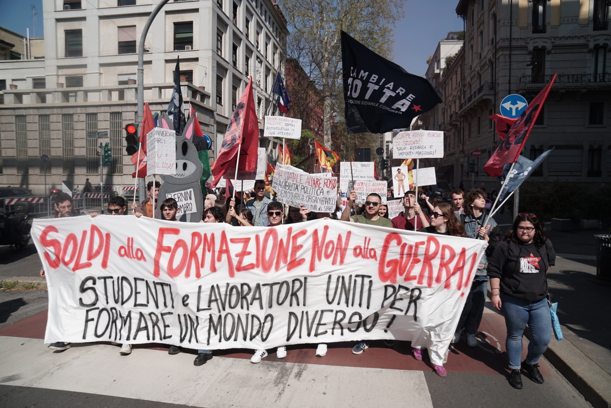 Studenti in corteo a Torino e Roma, pomodori marci contro le foto di Meloni e von der Leyen Studenti in corteo a Torino e Roma, pomodori marci contro le foto di Meloni e von der Leyen