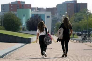Scandalo a Pistoia, presunti abusi sessuali su un’alunna: preside e docente ai domiciliari