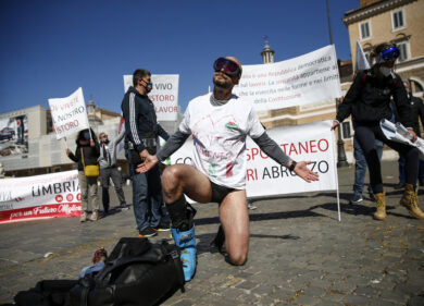 Nuove povertà: in 20 anni il reddito degli autonomi a meno 30% . La paura dei dazi di Trump