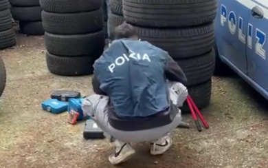 Milano, asportavano i pneumatici in due minuti e mezzo: arrestati pendolari dei furti d’auto