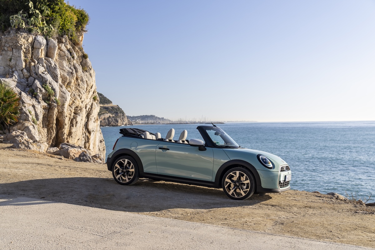 Nuova MINI Cooper Cabrio S: il piacere della guida open-air incontra il design Charismatic Simplicity