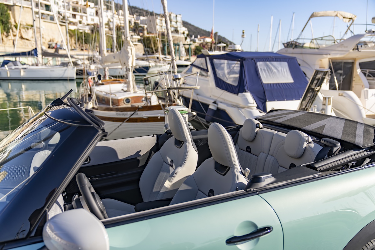 Nuova MINI Cooper Cabrio S: il piacere della guida open-air incontra il design Charismatic Simplicity