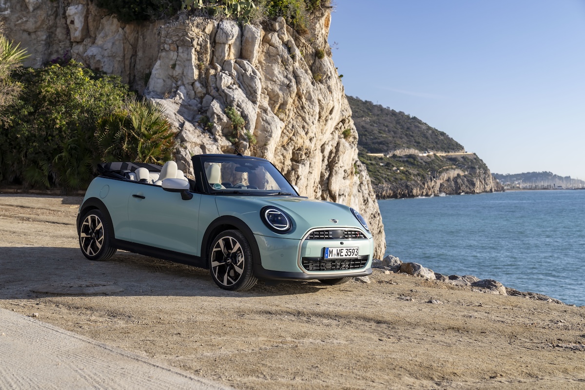 Nuova MINI Cooper Cabrio S: il piacere della guida open-air incontra il design Charismatic Simplicity