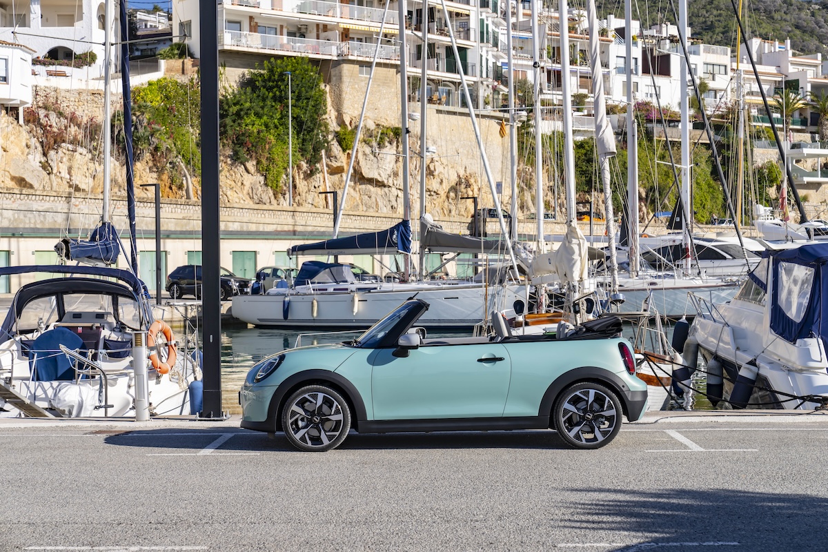 Nuova MINI Cooper Cabrio S: il piacere della guida open-air incontra il design Charismatic Simplicity