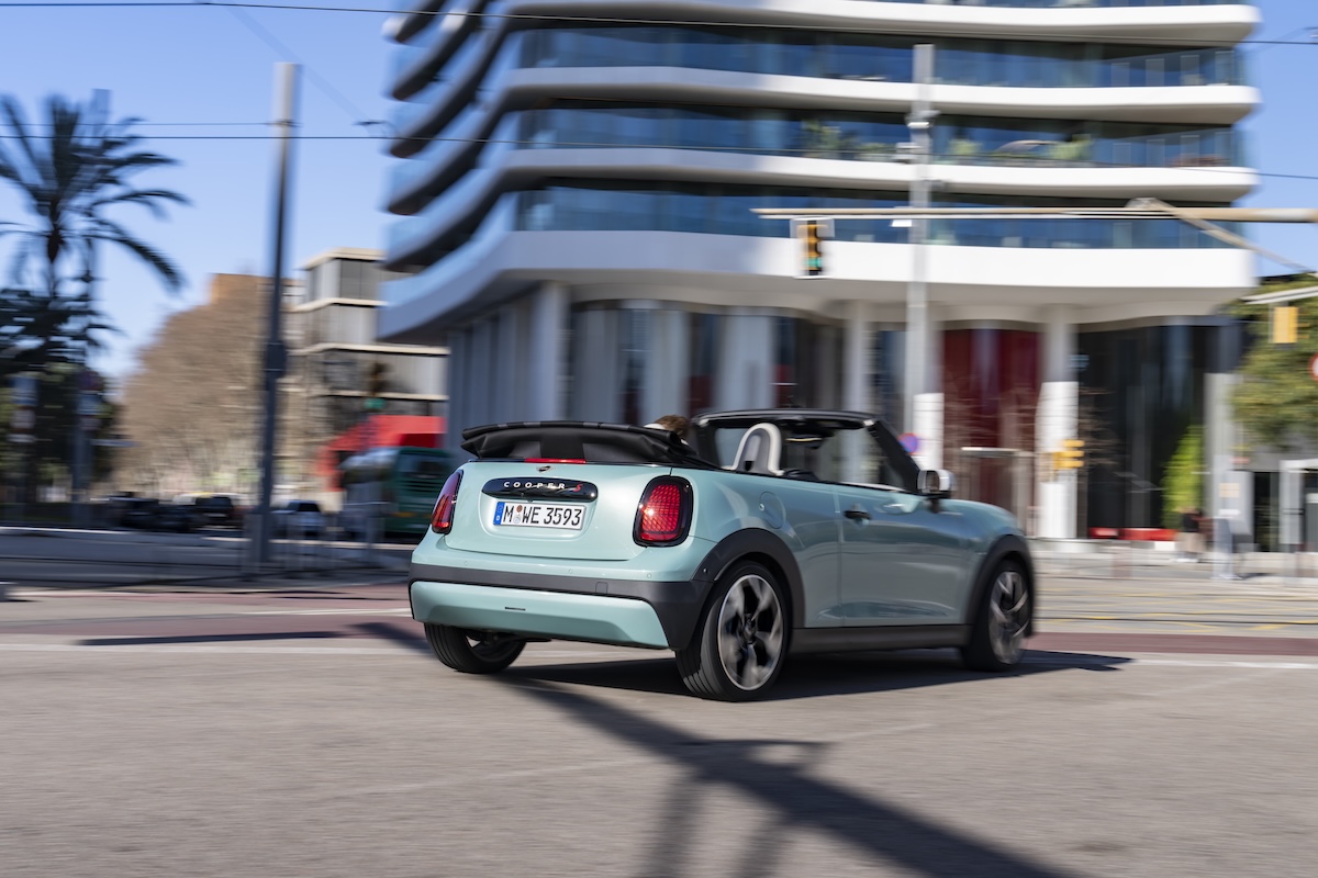 Nuova MINI Cooper Cabrio S: il piacere della guida open-air incontra il design Charismatic Simplicity