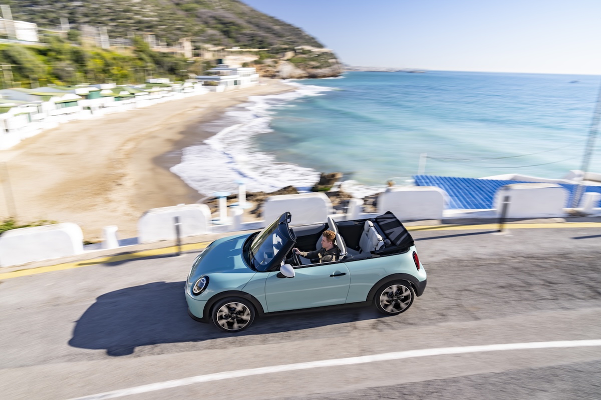 Nuova MINI Cooper Cabrio S: il piacere della guida open-air incontra il design Charismatic Simplicity