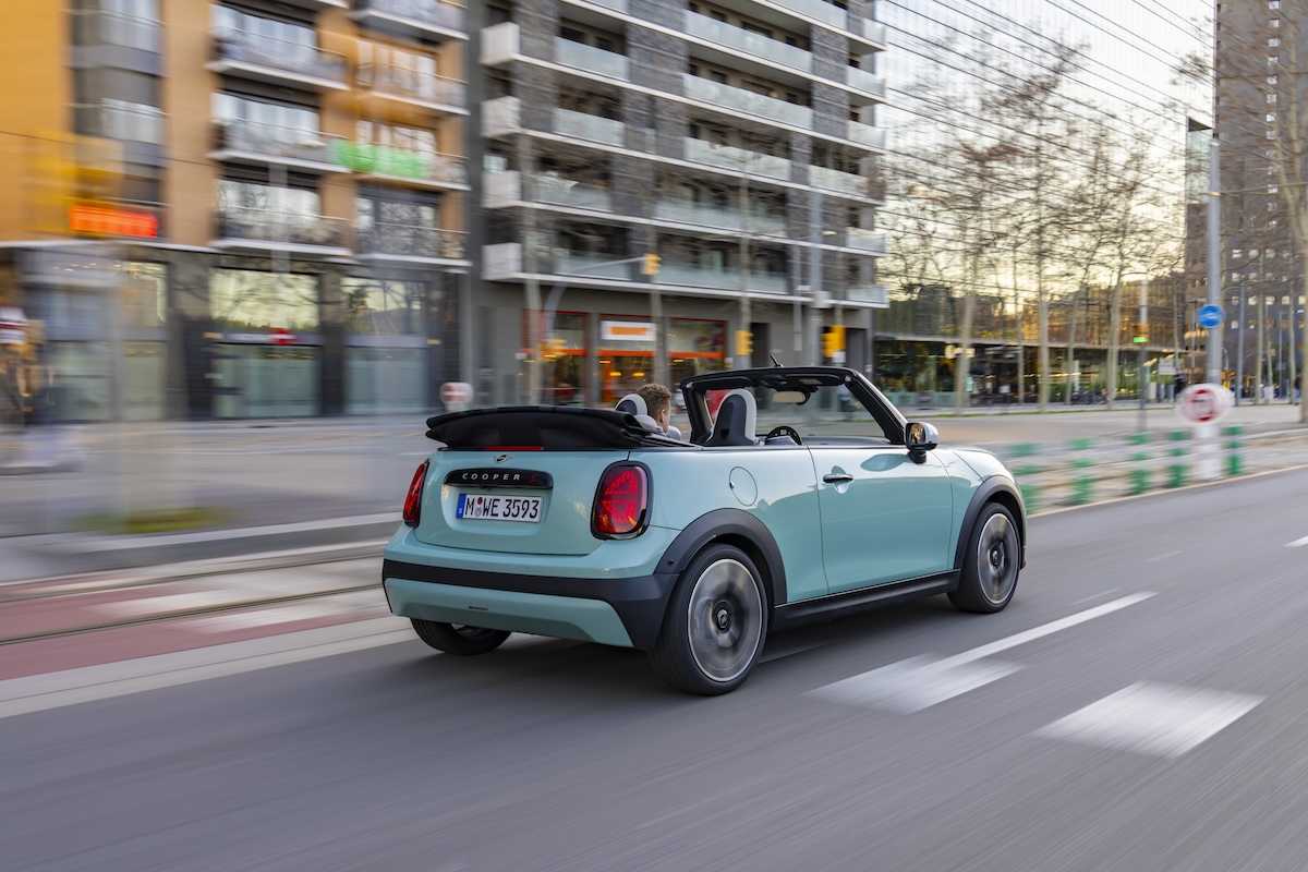 Nuova MINI Cooper Cabrio S: il piacere della guida open-air incontra il design Charismatic Simplicity