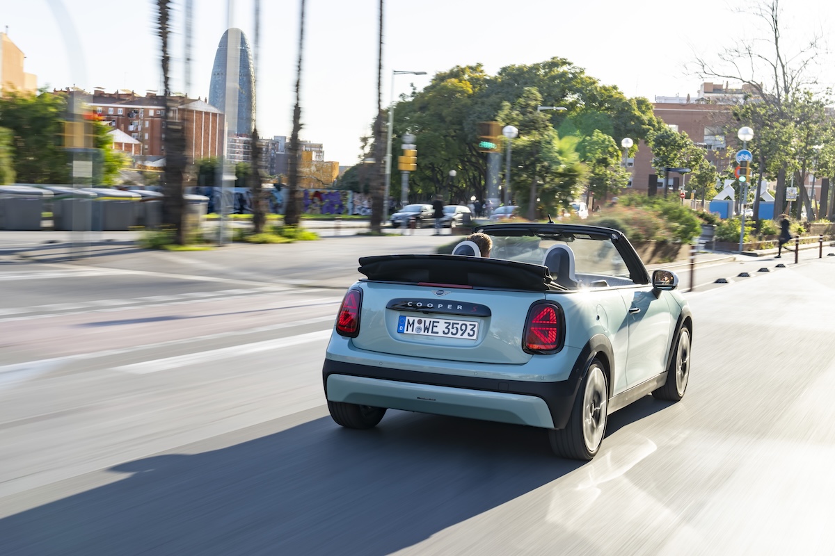 Nuova MINI Cooper Cabrio S: il piacere della guida open-air incontra il design Charismatic Simplicity