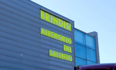 Puglia, l’aeroporto di Brindisi resta senza carburante e scattano nuovi limiti al Sud: rifornimenti contingentati anche a Reggio Calabria e Pescara