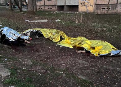 Ucraina, strage di bambini nella città di Zelensky: 9 cadaveri al parco giochi, 18 le vittime