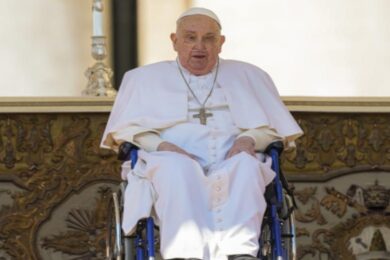 Il Papa a sorpresa a San Pietro per il Giubileo degli Ammalati: “Buona domenica a tutti, grazie”